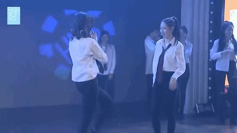 美女吃瓜团视频,揭秘娱乐圈幕后故事，笑料百出