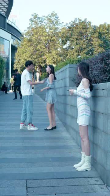 动漫情侣吵架吃瓜的视频,吃瓜群众围观笑料百出