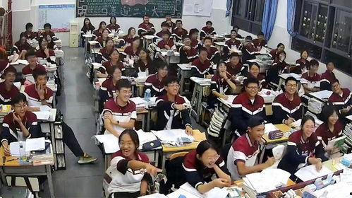 校运会举牌吃瓜视频播放,视频播放量飙升