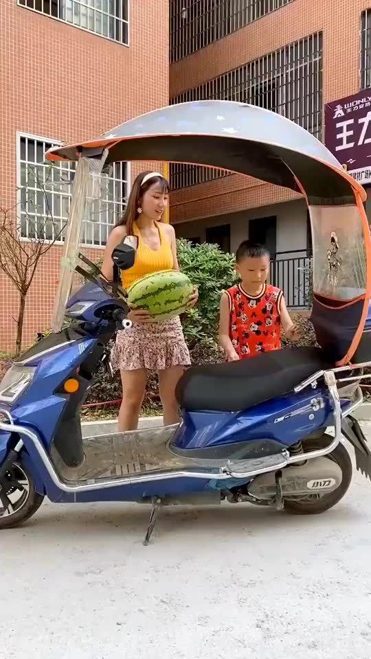 路边女人砸车吃瓜视频,引发网友热议