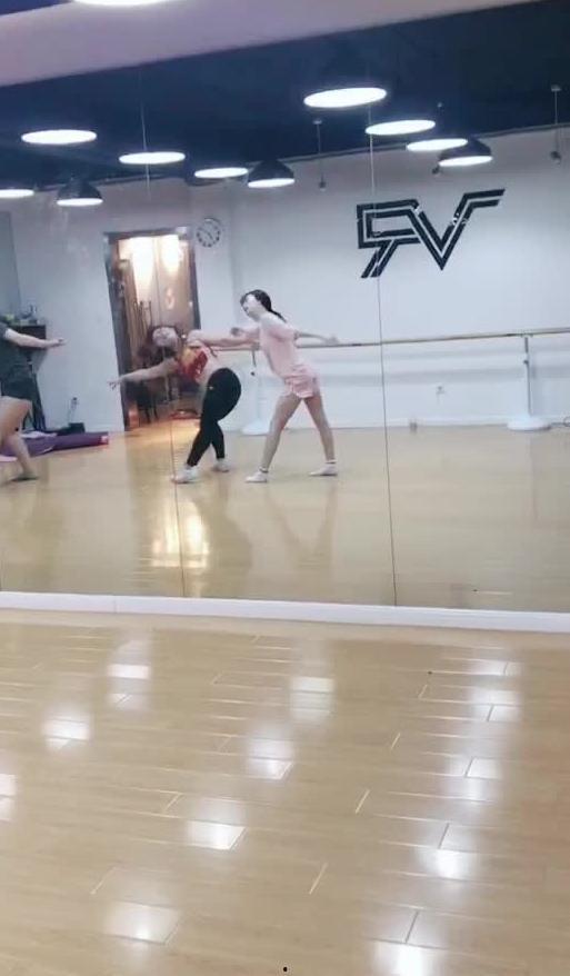 吃瓜视频踢足球,欢乐无限现场直播