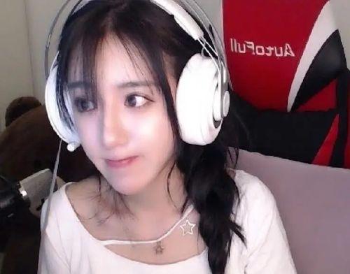 呆妹小呆瓜吃鸡视频,欢乐无限，萌态百出