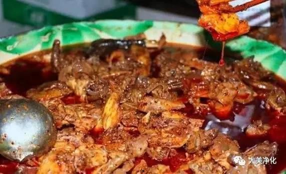 刘大瓜吃麻辣鸡头视频,辣味十足，网友直呼过瘾！