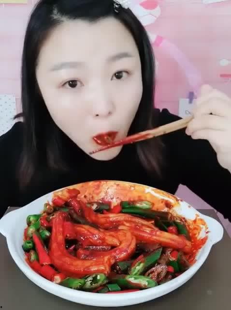 蓝瓜姐吃鸭脖视频,趣味横生美食体验