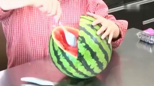 怎样得到吃瓜的动作视频,如何轻松掌握吃瓜的趣味动作视频教程