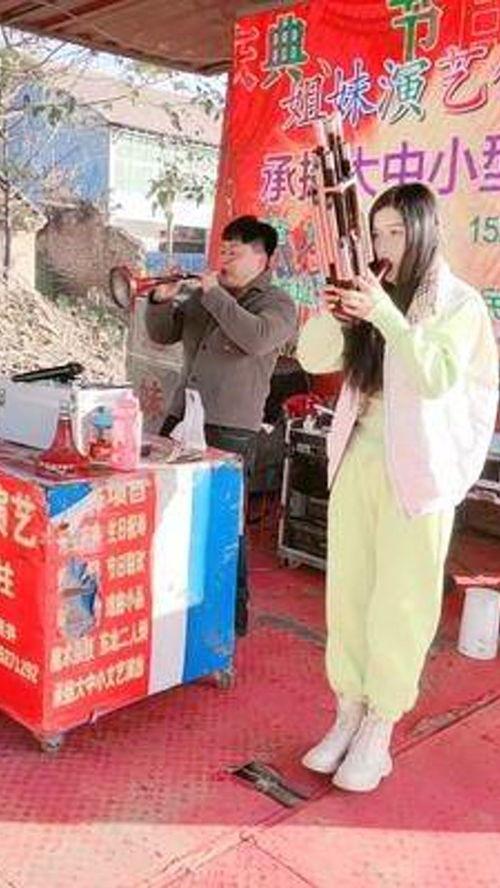 东北老太太吃瓜视频,趣味横生，展现东北风情