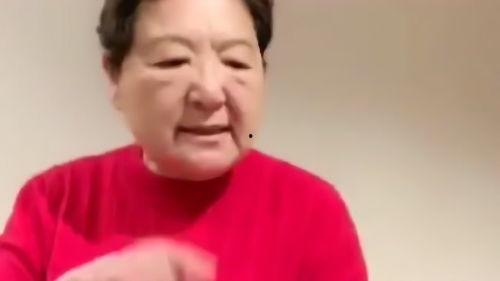 东北老太太吃瓜视频,趣味横生，展现东北风情