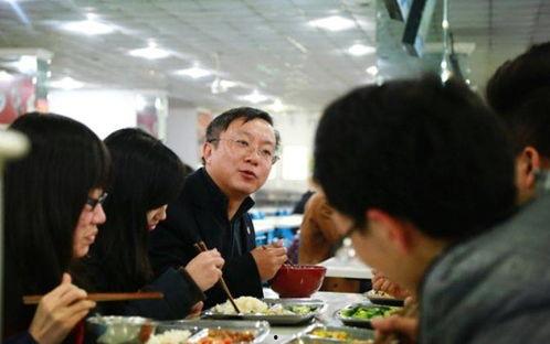 华西教授吃瓜视频大全,趣味横生的学术瞬间