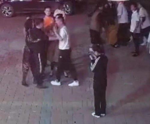 别人打架大哥吃瓜视频,大哥悠闲吃瓜，围观打架成热门视频