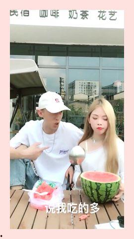 广场上吃瓜的小姐姐视频,揭秘夏日街头风情