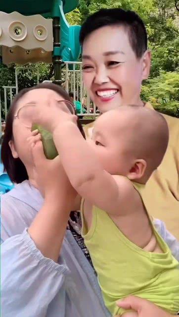 宝宝和妈妈抢吃瓜视频,萌态十足！