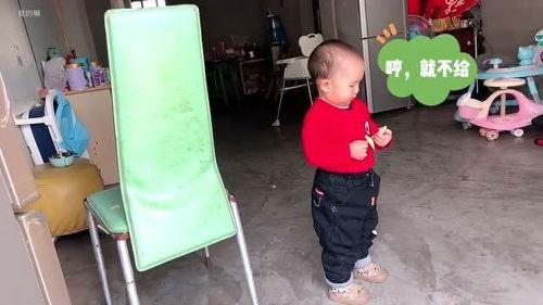 宝宝和妈妈抢吃瓜视频,萌态十足！