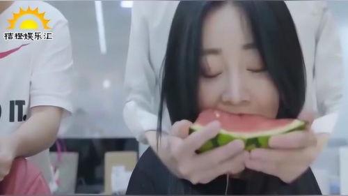 黑色衣服吃瓜视频大全,揭秘时尚与娱乐的跨界融合