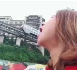 轻轨抠鼻吃瓜视频,乘客抠鼻吃瓜，引发网友热议