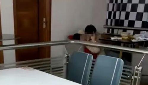 宿迁学院学校食堂吃瓜视频,校园美食瞬间走红网络