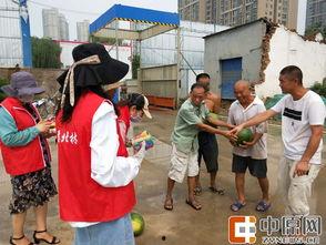 工地吃瓜的视频,揭秘建筑工地的趣味日常