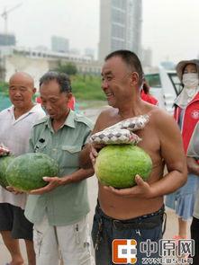 工地吃瓜的视频,揭秘建筑工地的趣味日常