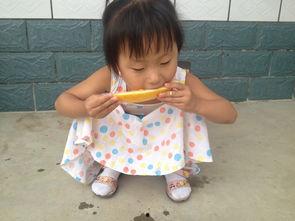 婴儿吃瓜视频,萌态十足引网友热议